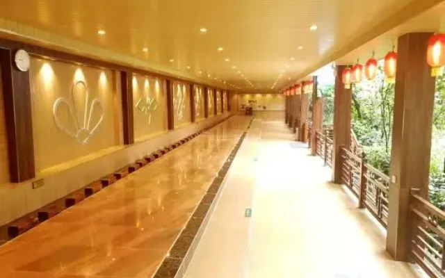 Xinyinzhan Hot Spring Holiday Resort
