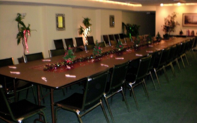 Golden Manor Inn & Suites