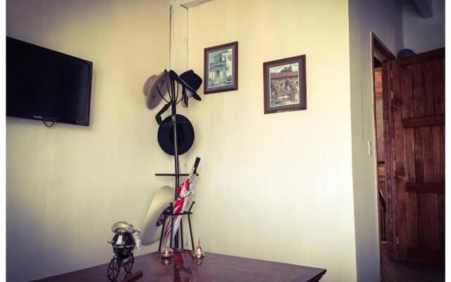 Beautiful Cabin Downtown Tapalpa Oven Mud Barbecue Grill 4 Room 12 ppl TV Wifi