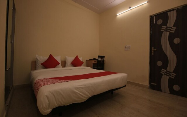 OYO Flagship 70256 Hotel New Silver Stone