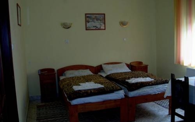 Roza Hotel Es Apartmanhaz