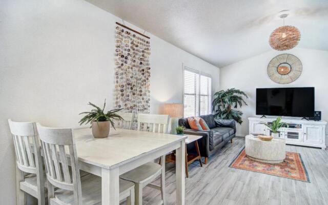 Chat N Chill Lounge NS801