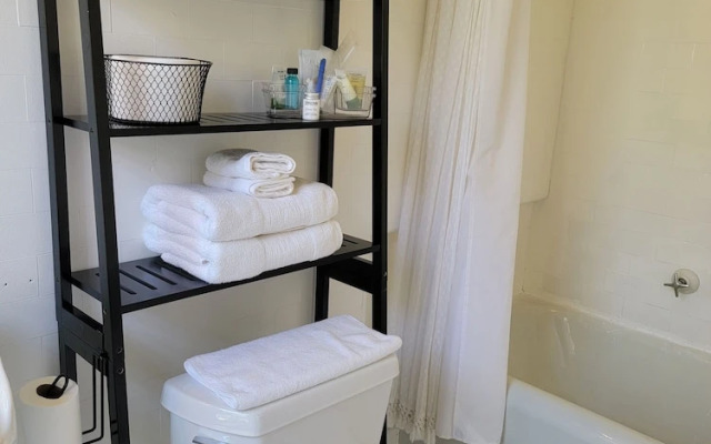 The Kings Throne Inn and Guest House