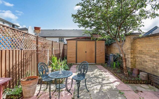 Beautiful 3 Bed House W Patio 10 Mins to Excel