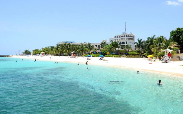 Doctors Cave Beach Hotel