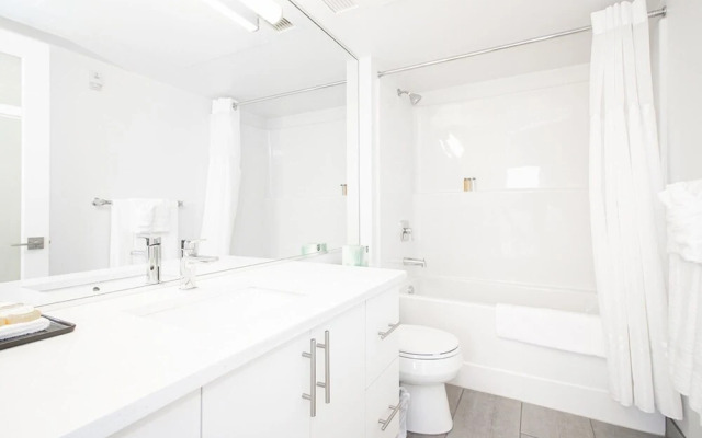 Spectacular 2bedroom and 2bath Penthouse With Parking