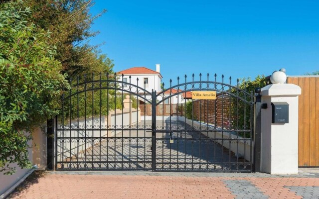 Stunning 5-bed Villa in Gennadi!