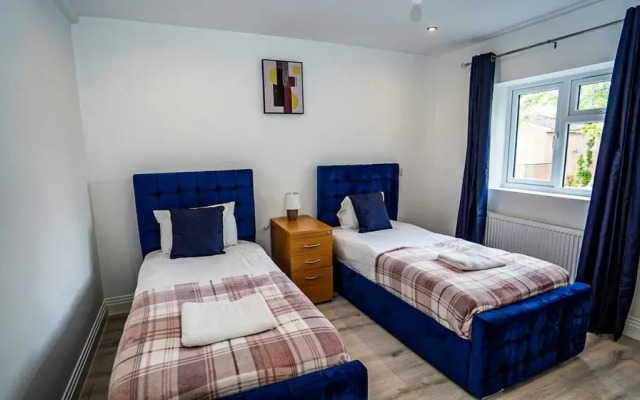 Modern 4-Bedroom Home with Free Parking