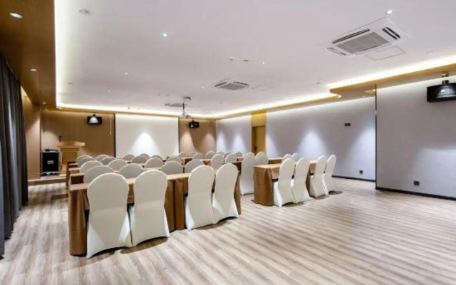Yeste Hotel (Nanning Xianhu Wuhe University Town Pumiao)