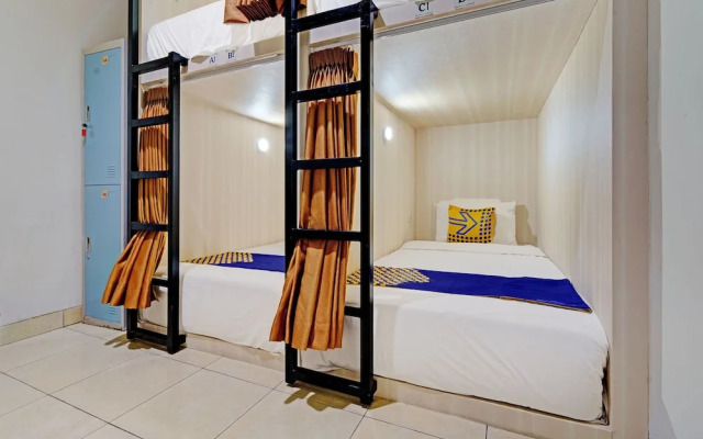 SPOT ON 92975 Aria Hostel Capsul Cihampelas