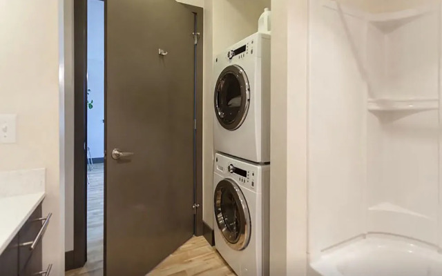 Waterfront Modern Studio Rooftop Views