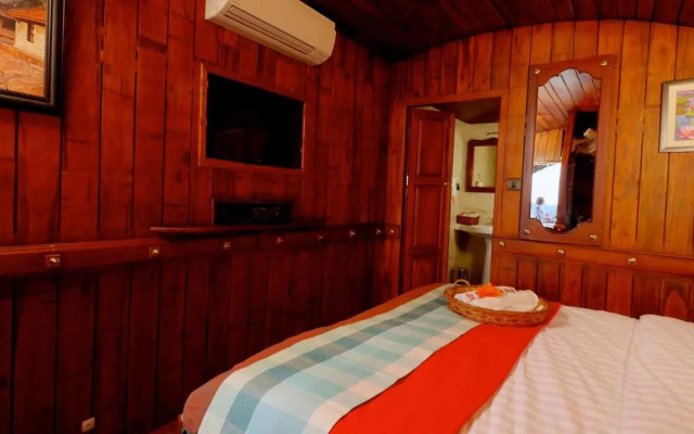 Soma Houseboat