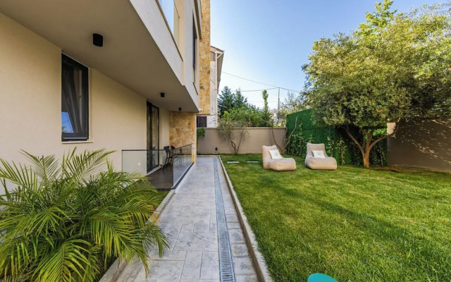 Zoe's Villa 201