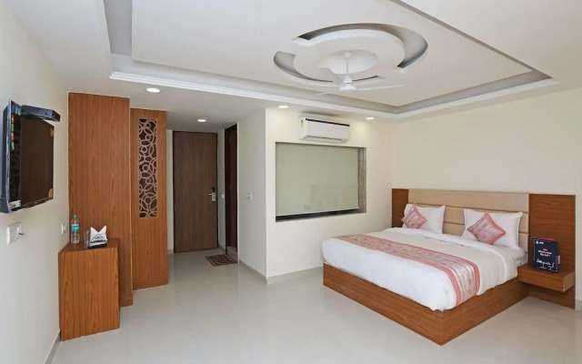 OYO 12674 Hotel Decent Palace