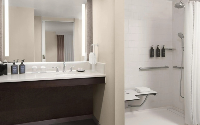 Sheraton Milwaukee Brookfield Hotel