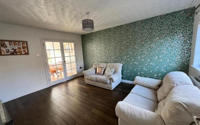 3 Bedroom house-close to Manchester airport-Free parking-private garden