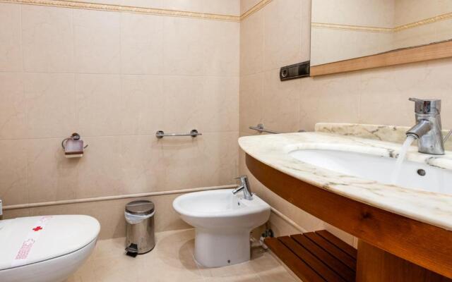 1st Line Daniya APT - Solarium Terrace & Pool