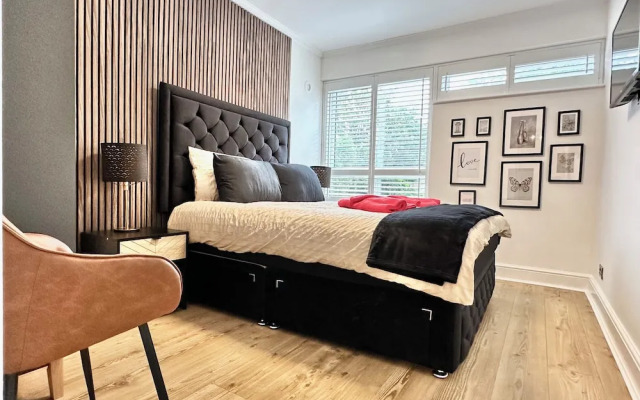 Newly Refurbished 3 bed Flat , Free Parking