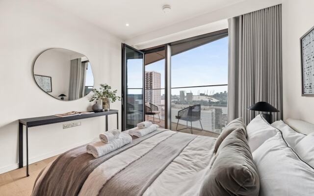 Stunning two Bedroom Docklands Apartment With Balcony