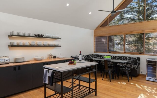 Slopeside Chalet 4 Bedroom Home by RedAwning