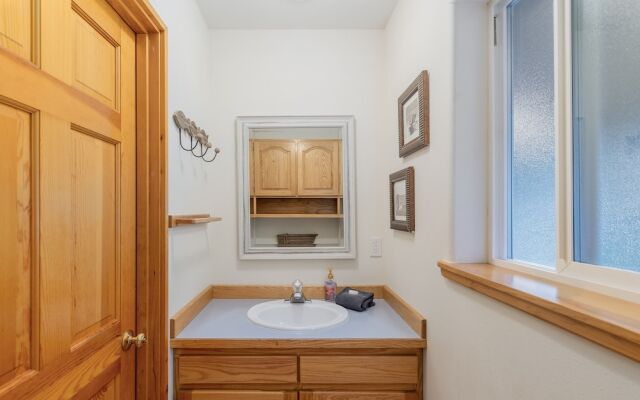 Alpine Acres Lodge 3 Bedroom Home by NW Comfy Cabins by RedAwning