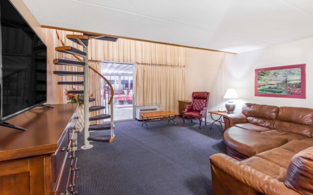 Ramada Grayling Hotel And Conference Center