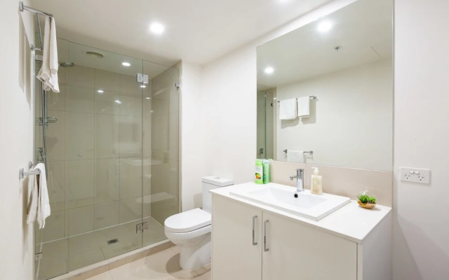 Raphael 2Bdr Carlton Apartment