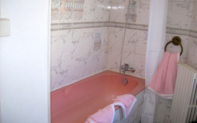 House With 3 Bedrooms in Bourbon-lancy, With Wifi