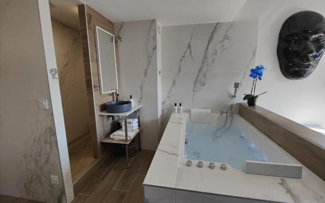 Suites JM - Les Pins Marines - Jacuzzi & Vue Mer