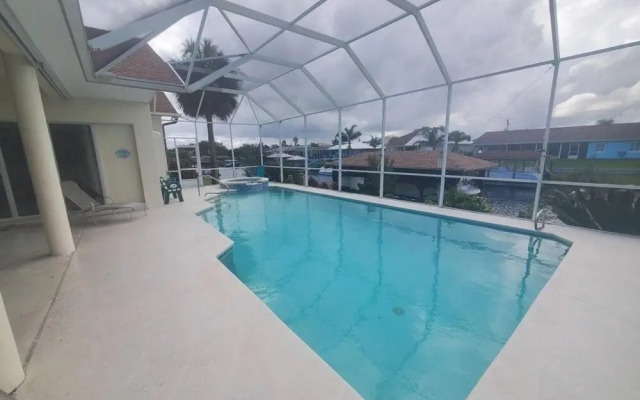 Cozy Canal 3 Bedroom Home