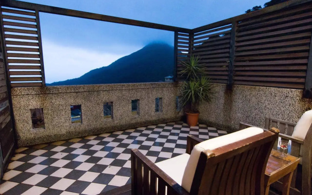 Jiufen Mountains Echoed