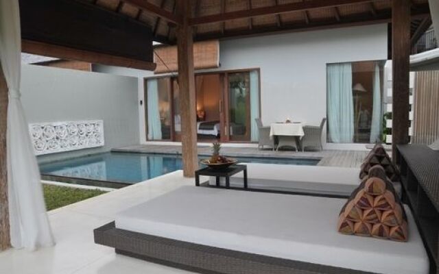 Water Edge Villa by Soscomma