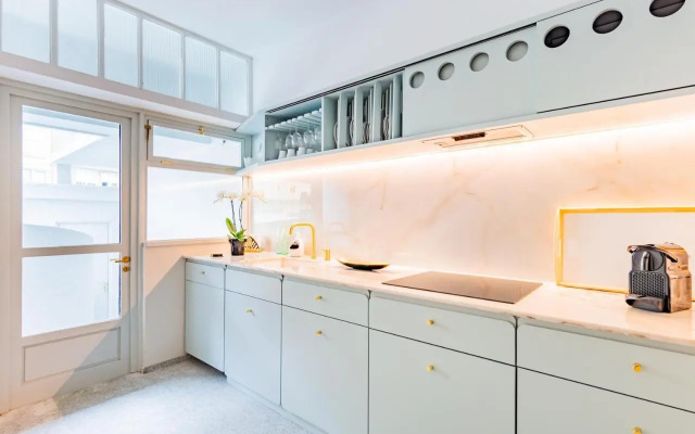 UNIQUE Modernist Duplex apartment & PARKING
