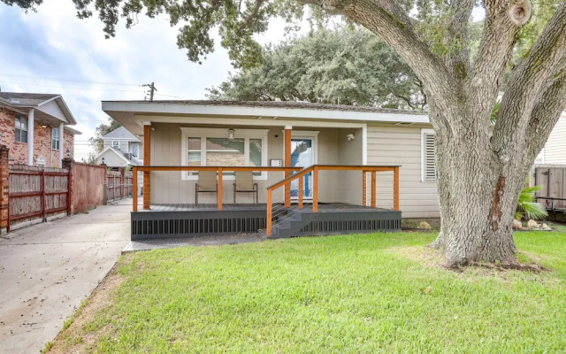 Near Beach & Attractions: Home in Galveston!
