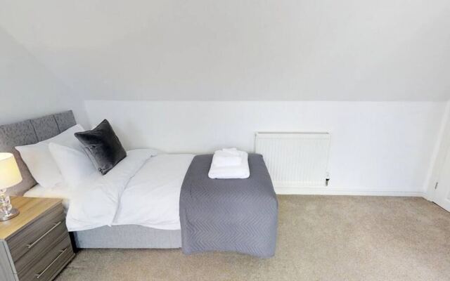 Stayzo - Cole Green Lane - Ideal for Your Next Staycation or Workcation Whole House With Wi-fi