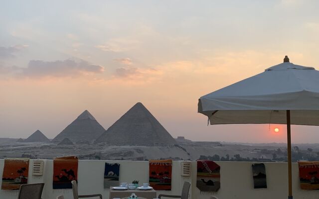 9 Pyramids Inn