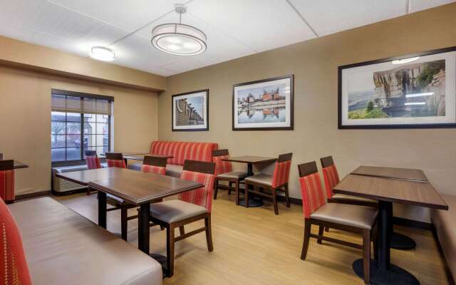 Comfort Inn & Suites Hamilton Place