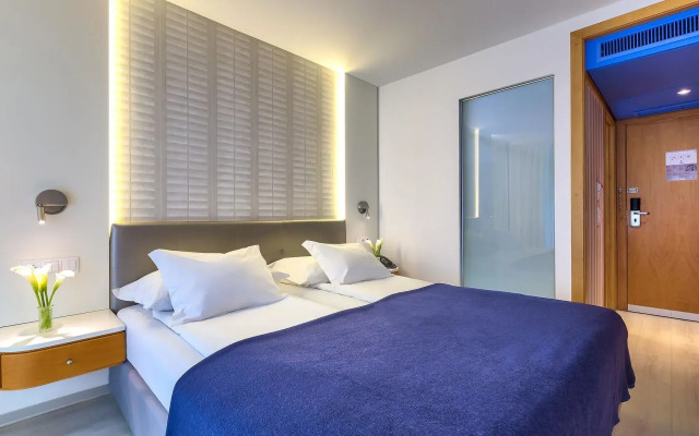 Four Views Monumental Lido