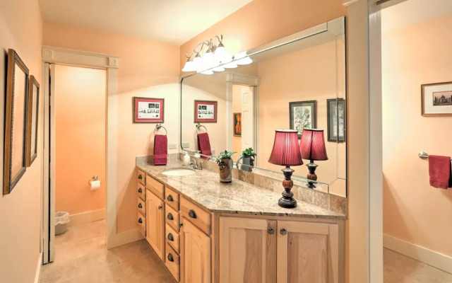 Beautiful Central Fayetteville Townhome w/ Views!