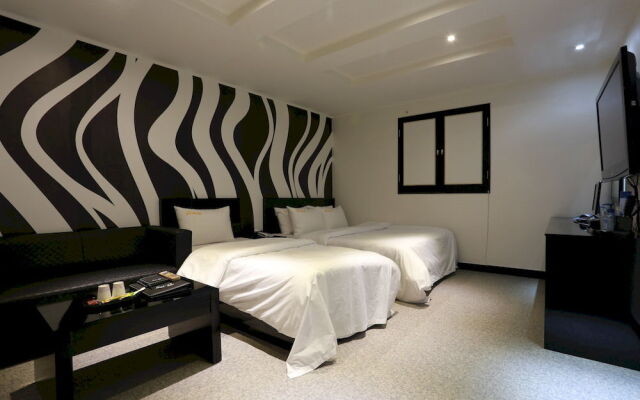 D-day Hotel