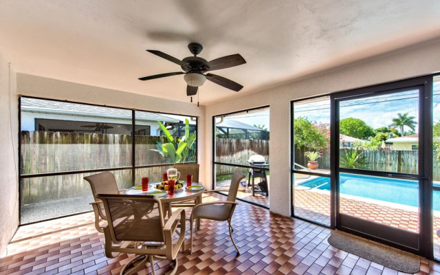 Avanti Vacation Rental, Relaxing 3-BR Retreat with Private Pool Minutes from Vanderbilt Beach and Delnor-Wiggins State Park. Enjoy Southern Exposure, BBQ Area, and Pet-Friendly Comfort