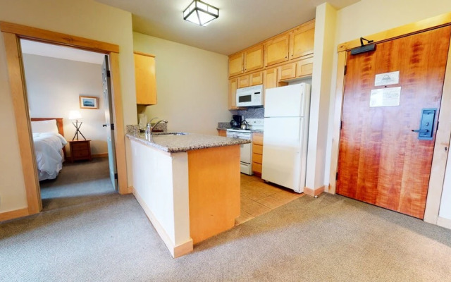 Sunstone 125 Ski-In Ski-Out, Mountain Modern, Garage, Fitness Center by RedAwning