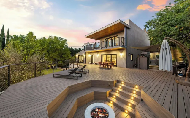 Farley Court - Stylish Hillside Residence With Stunning Views