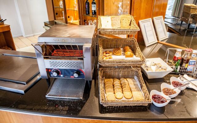 Island Club Hotel & Apartments