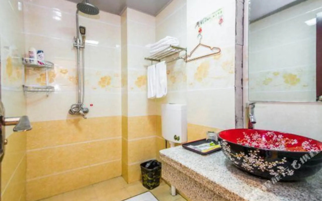 Emeishan Chunnuan Huayi Theme Hotel
