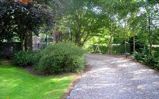 Redwood Country House  Apartments