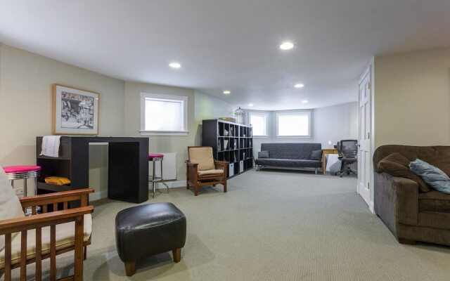 Spacious Split-level Apartment - Great for Groups