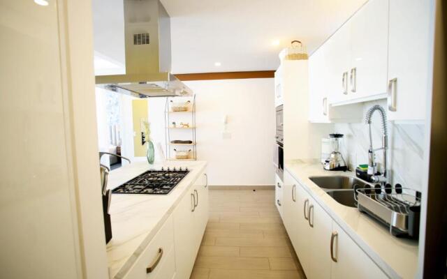 RealLuxe Stylish apartment with pool and gym