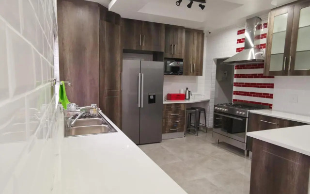 Lucolo Palace B&B - East London