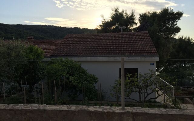 Holiday house Vanesa - 50m from the sea: Stomorska, Island Solta